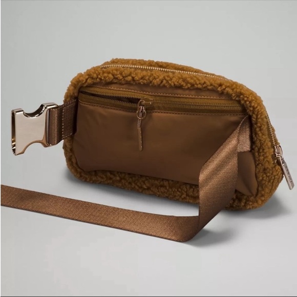 Lululemon fleece Everywhere Belt Bag in Burnt Caramel - Picture 2 of 8